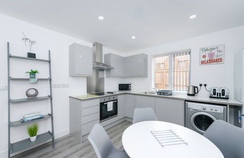 Gedling Apartment | 2-BR Flat w/Free Parking Near Nottingham