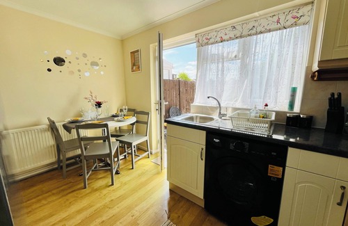 Whittington House | 2 BR Home, garden, free parkng | colindale tube 3-4 mins & centrl london 30 mins