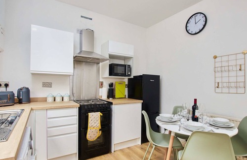 Sheffield House | 2 BR House close to Arena, Meadowhall, M1