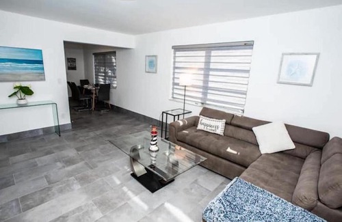 Davie House | 2 BR Lakefront Town House Kids Friendly/ Davie lake