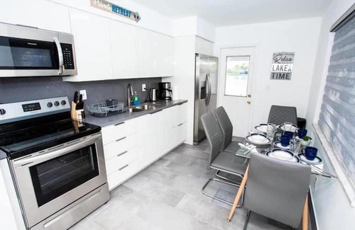 Davie House | 2 BR Lakefront Town House Kids Friendly/ Davie lake