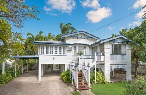 North Ward House | 2 BR Queenslander on Cook*Walk To Strand**FULLY SELF-CONTAINED PRIVATE SPACE*