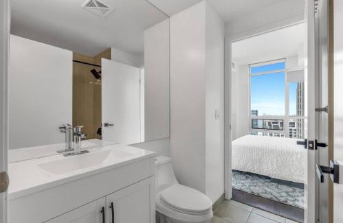 Fort York Apartment | 2 BR with Amazing city views & Free parking