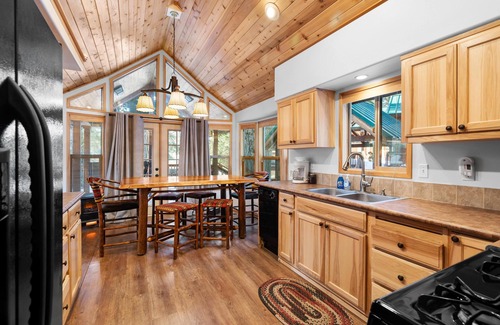 Ashland Cabin | 2 cabins with 4 bedrooms, hot tubs, dining room and full kitchen.