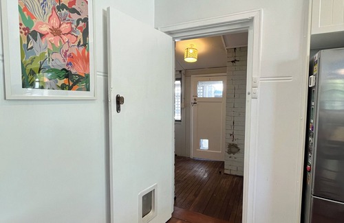 Mount Claremont House | 2 Cute Cosy Cottage Mt Claremont Big Garden & Trampoline Sleeps 4