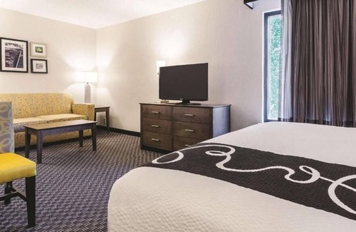 Myrtle Beach Hotel | 2 Double Bed Deluxe Rm at La Quinta Inn by Wyndham Myrtle Beach - N Kings Hwy