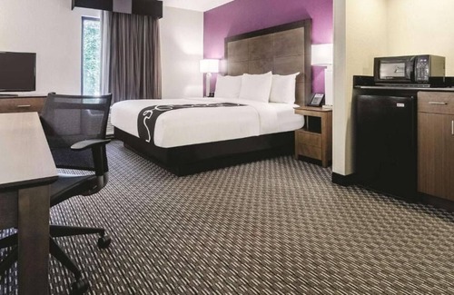 Myrtle Beach Hotel | 2 Double Bed Deluxe Rm at La Quinta Inn by Wyndham Myrtle Beach - N Kings Hwy