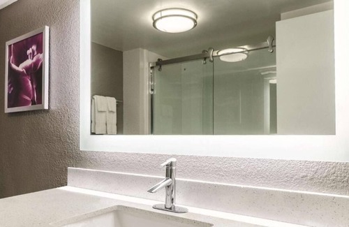 Myrtle Beach Hotel | 2 Double Bed Deluxe Rm at La Quinta Inn by Wyndham Myrtle Beach - N Kings Hwy