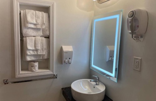 North Tonawanda Hotel | 2 Double Beds Stay for Family Fun! Scottish Inns, Parking, Near Niagara Falls
