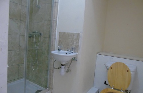 Liverpool House | 2 Ensuites Bedrooms - Cosy Homes - Home away from home, Sleeps 6