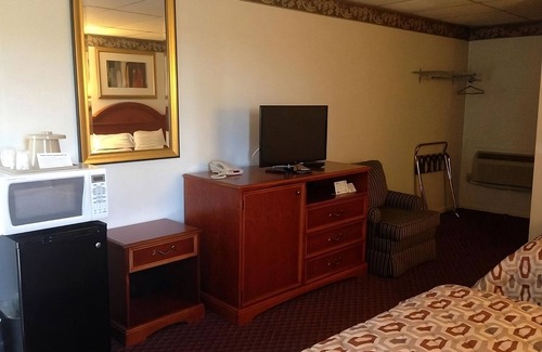 Campbelltown Hotel | 2 Family-Friendly Units! Minutes to Tanger Outlets Hershey, FREE Onsite Parking!
