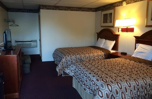 Campbelltown Hotel | 2 Family-Friendly Units! Minutes to Tanger Outlets Hershey, FREE Onsite Parking!