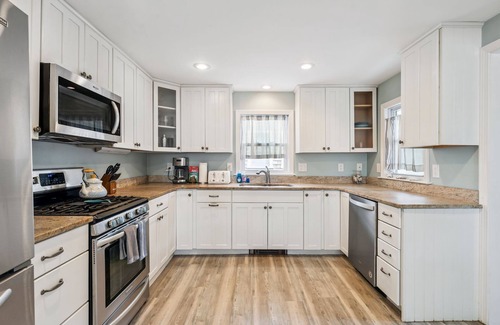 Hampton House | 2 Family | Walk to Beach | Parking | Yard