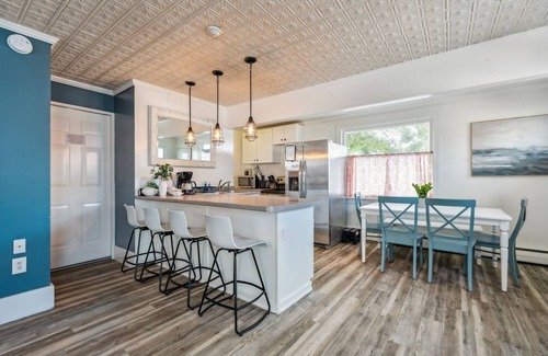 Hampton House | 2 Family | Walk to Beach | Parking | Yard