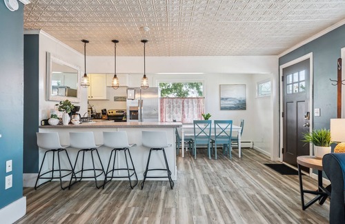 Hampton House | 2 Family | Walk to Beach | Parking | Yard