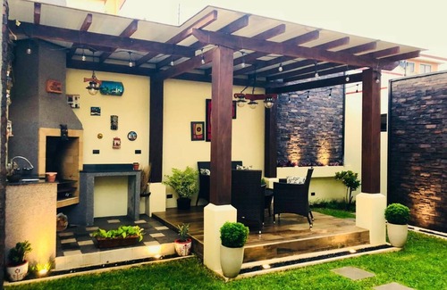 Guacima House | 2-floor, 3-bedroom house/AC/WiFI/10 mins from SJO and 15 mins from Parque Viva.