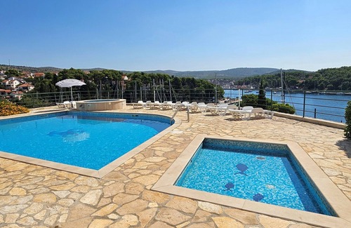Cove Makarac (Milna) Apartment | 2 Great Swimming Pools & Terraces, Just 100m to Beach, Fabulous Balcony Views