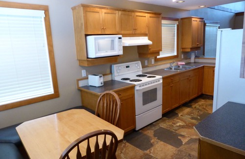 East Kootenay Ski Chalet | 2 Hot Tubs and 2 Kitchens! Large and Conveniently located.