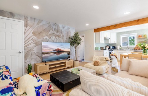 Ballard Apartment | 2 King Modern Suite w/AC and Fenced Yard