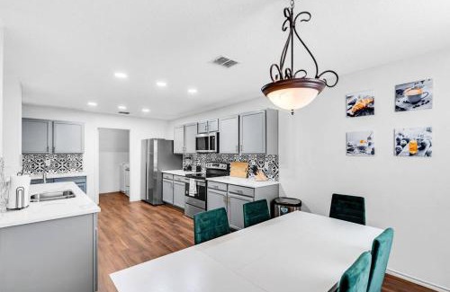 Anna House | 2 King ! Newly renovated w/8 beds sleeps upto 16