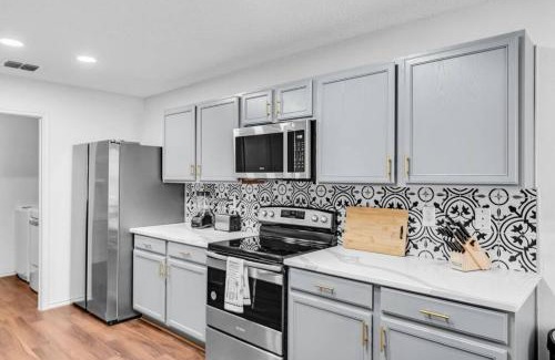 Anna House | 2 King ! Newly renovated w/8 beds sleeps upto 16