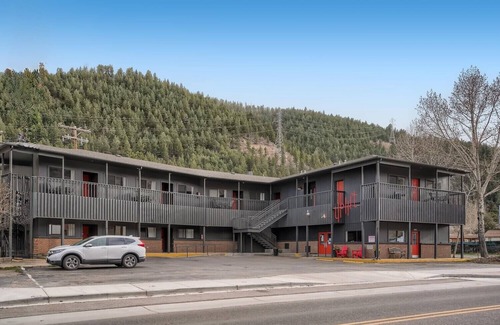 Idaho Springs Hotel | 2 Kings, Boutique Mountain Motel Suite near Hiking & MTB Park, Idaho Springs