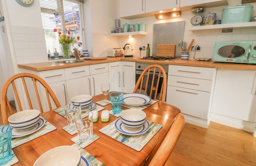 Brading Cottage | 2 LINDEN TERRACE, pet friendly, character holiday cottage in Brading