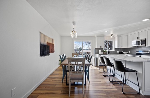 Pasco House | 2 Living Spaces, Close to HAPO Center, Airport, River, and Park