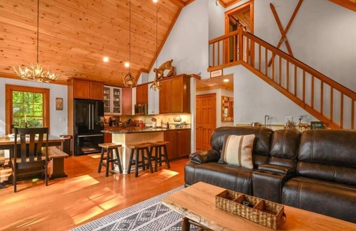 Tannersville Cabin | 2 Master BDRM, 2 Min to Camelback - Sleeps 10