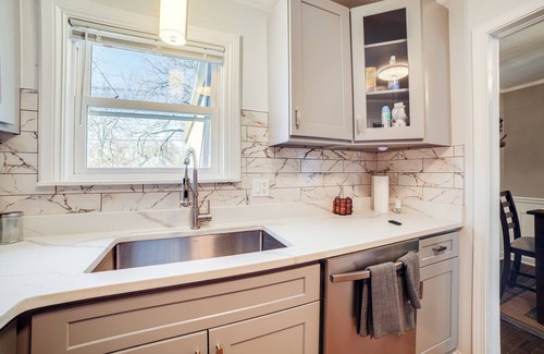 Jeffrey Manor House | 2 Mi to Calumet Park & Beach: Windy City Escape!