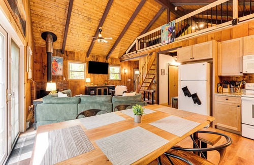 Conway Cabin | 2 Mi to Conway: Cozy Cabin w/Grill & Yard!