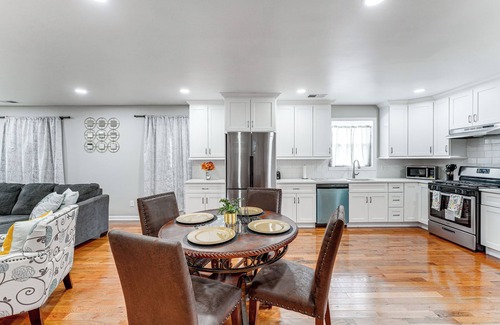 Bridgeport House | 2 Mi to Dtwn: Well-Appointed Bridgeport Duplex!