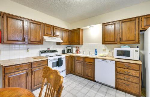 Hutchinson Apartment | 2 Mi to Kansas State Fairgrounds Cozy Apartment!