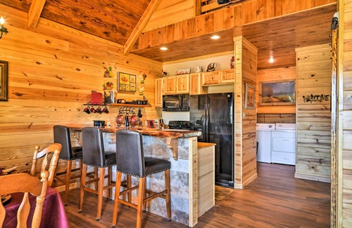 Hot Springs Cabin | 2 Mi to Lake Hamilton: Hot Springs Cabin w/Loft!