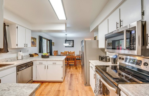 Mendenhall Valley House | 2 Mi to Mendenhall Glacier: Forest-View Sanctuary!