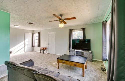 Borger House | 2 Mi to Phillips 66 Refinery Home with Yard