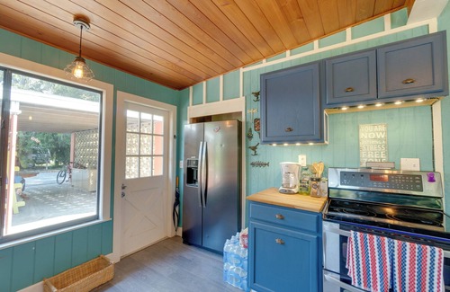 Palmetto House | 2 Mi to Riverwalk: Palmetto Gem w/Fire Pit & BBQ