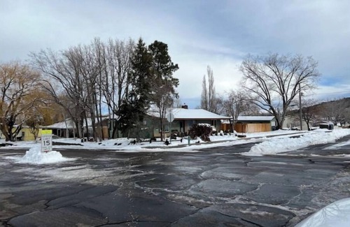 Williams Cottage | 2 min from rt 66- hot tub-firepit-bocceball-bbq