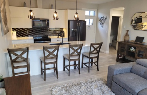 Okanagan-Similkameen House | 2-Min Lake Stroll: Chic 2-Bed Downtown Gem!rnrn