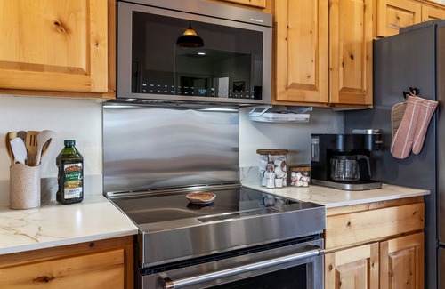 Elgin House | 2 min to wineries | Patio Swing | PetsOK | 3 Kings