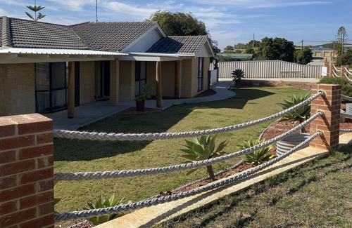 Ledge Point House | 2 minute walk to the beach