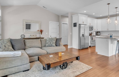 Newport House | 2 Minutes from the Water! Pet-Friendly Fully Fenced Backyard!