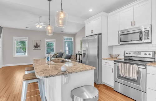 Newport House | 2 Minutes from the Water! Pet-Friendly Fully Fenced Backyard!