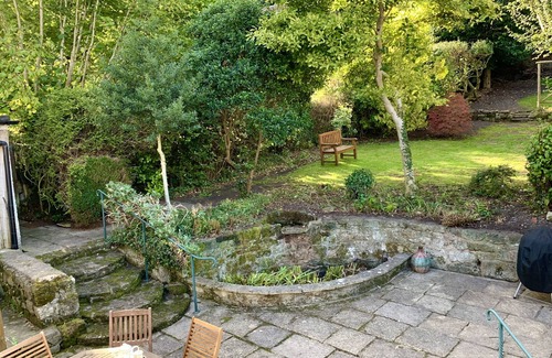 Shaftesbury Cottage | 2 minutes to the park & High Street! Family-sized thatched country cottage