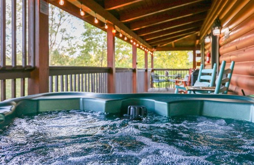 Sevierville Cabin | 2 Mstr Bdrm suites✅Fast WiFi✅Mtn Views/Hot Tub/Arcade-Game Room/Seasonal Pool