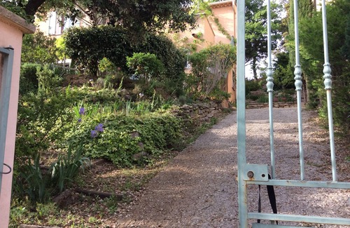 Beaumes-de-Venise Cottage | 2 or 3 people in Provence. Happy.