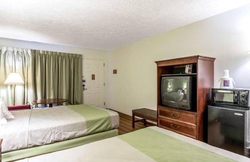Edgewood Hotel | 2 Perfect Stopover Rooms Off I-95 w/Breakfast & Close to Local Restaurants