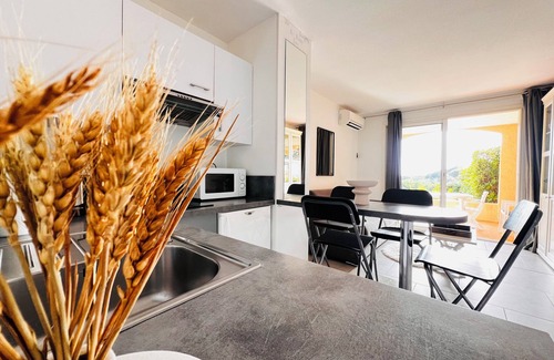 Plage de la Garonnette Apartment | 2-person apartment, sea view with terrace La Nartelle Sainte Maxime