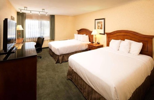Wenatchee Hotel | 2 Premium Units Perfect for Groups! Free Parking, Enjoy on the Pool!
