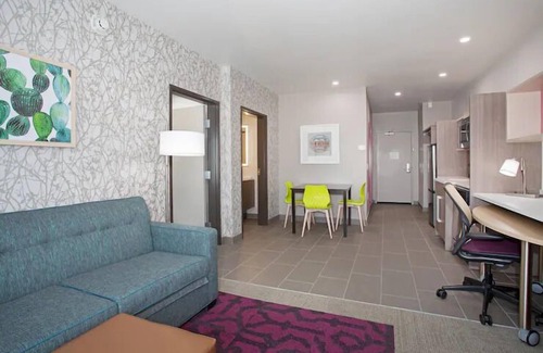 Roswell Hotel | 2 Relaxing Units. Pets Allowed, FREE Breakfast! Close to Spring River Zoo